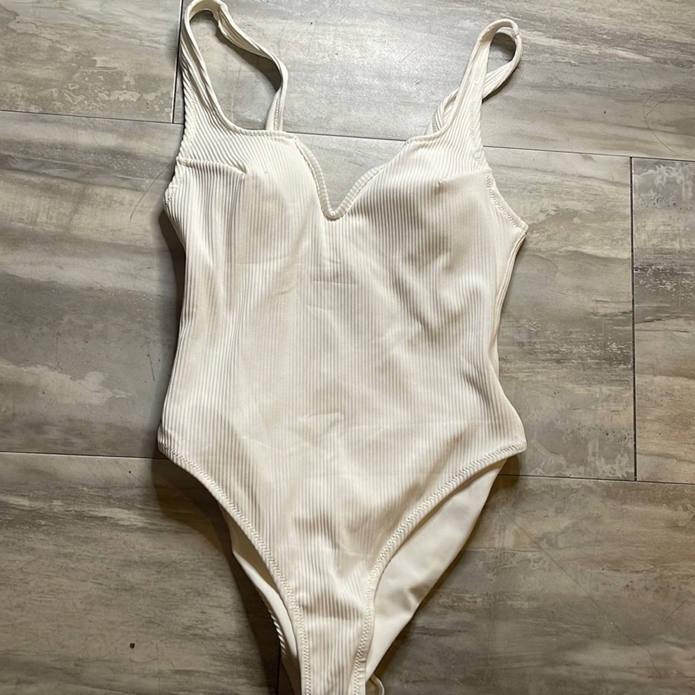 NWT IVORY SWIMSUIT SIZE SMALL
